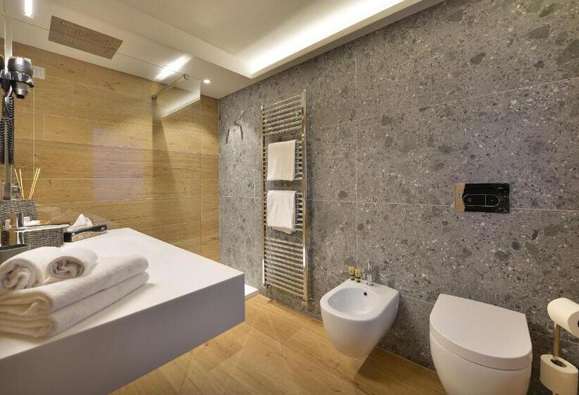 اتاق لوکس با بالکن, Compagnoni