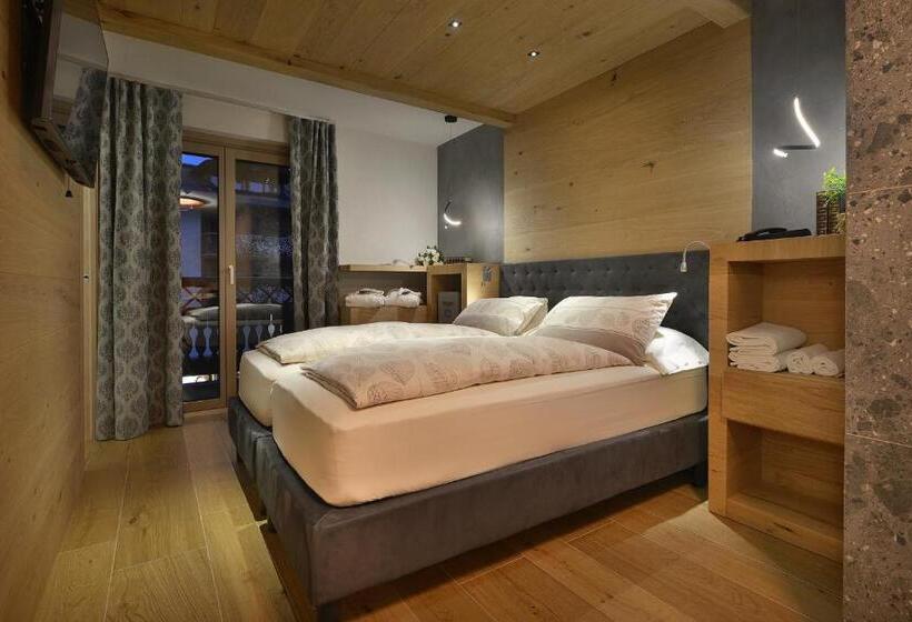 اتاق لوکس با بالکن, Compagnoni