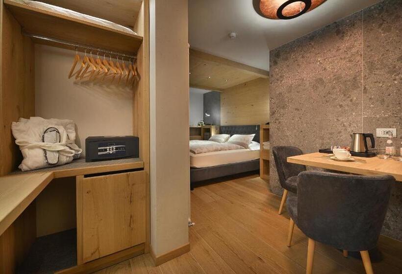 اتاق لوکس با بالکن, Compagnoni