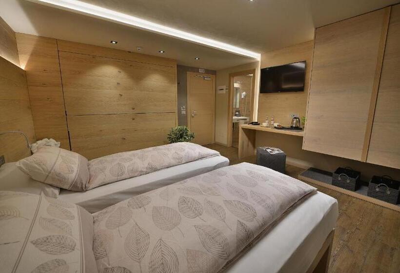 Номер Deluxe, Compagnoni