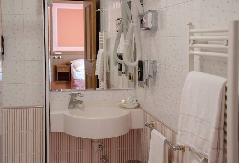 اتاق استاندارد با بالکن, Compagnoni