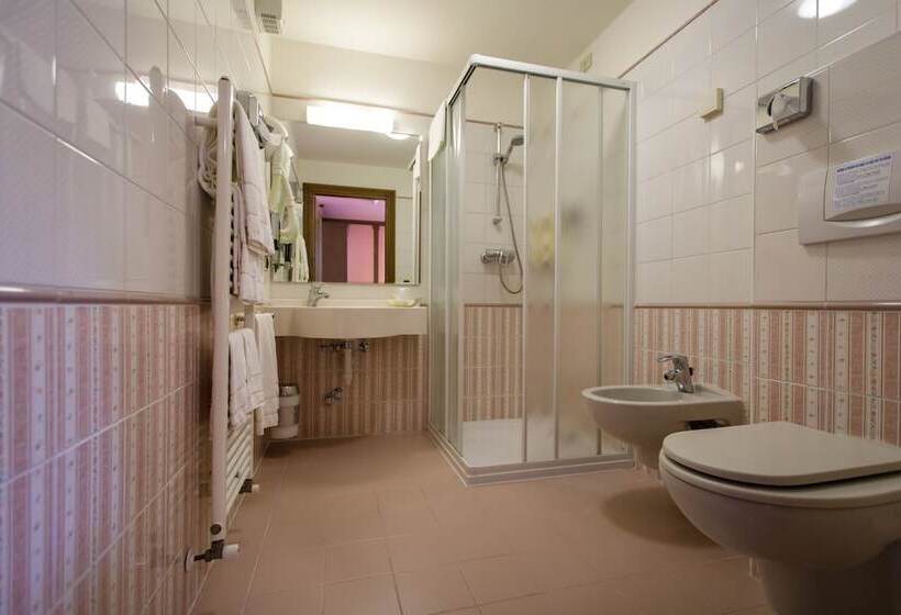 اتاق استاندارد با بالکن, Compagnoni