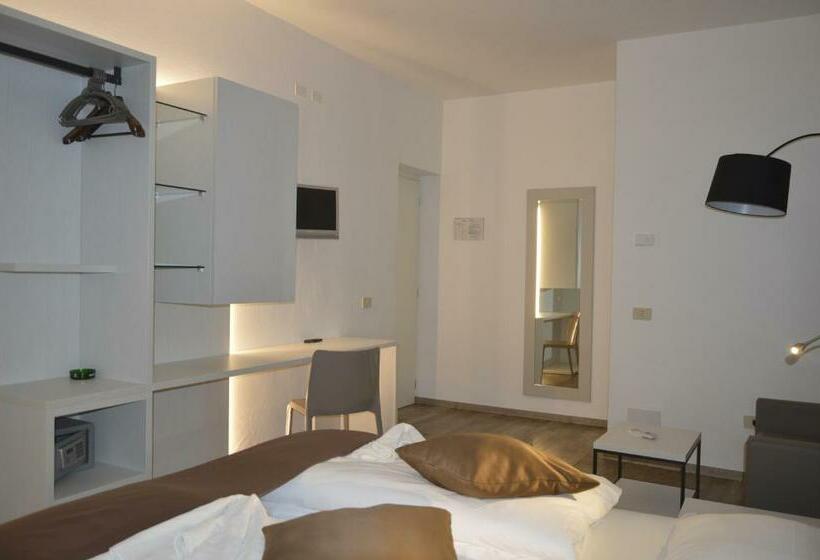 غرفة قياسية مطلّة علي حمام السباحة, Garni Selene