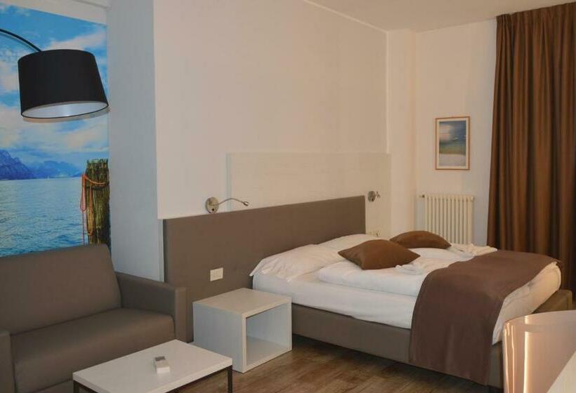 غرفة قياسية مطلّة علي حمام السباحة, Garni Selene