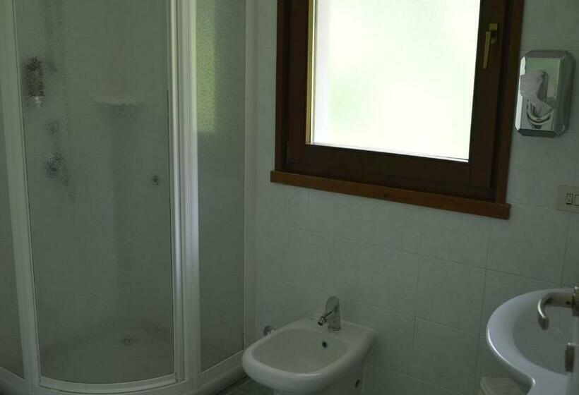 غرفة قياسية مطلّة علي حمام السباحة, Garni Selene