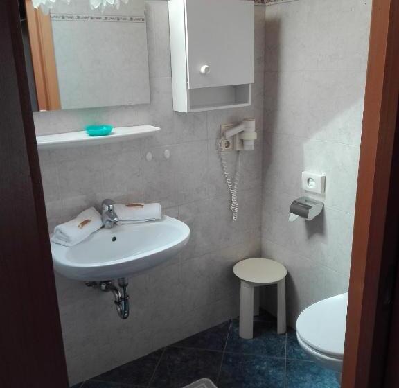 מיטה בחדר משותף, Haselried