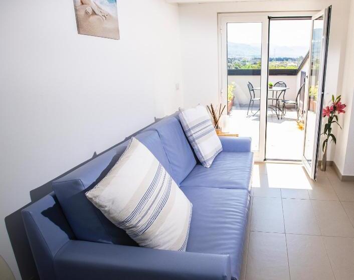 اتاق لوکس, Selenite