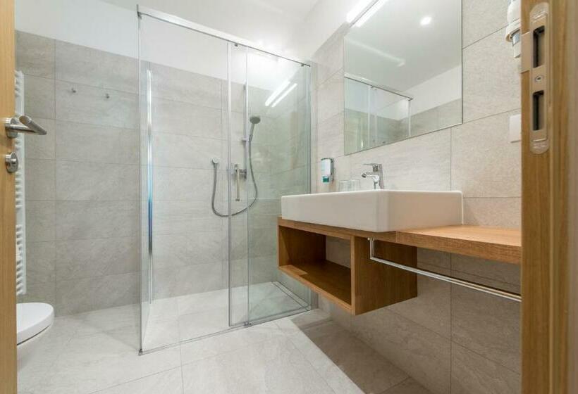 高级大房间, Taufers