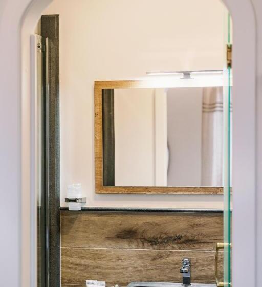 小型套房侧面可观海景, Villa Mary Suites