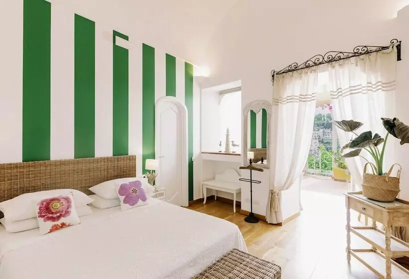 اتاق اساندارد با چشم‌انداز جانبی به دریا, Villa Mary Suites