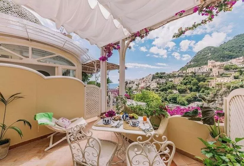 اتاق اساندارد با چشم‌انداز جانبی به دریا, Villa Mary Suites