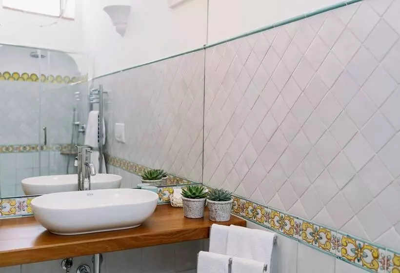 اتاق اساندارد با چشم‌انداز جانبی به دریا, Villa Mary Suites