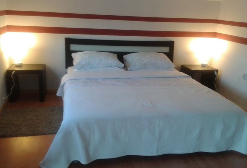 חדר קומפורט לשלושה, House Delic