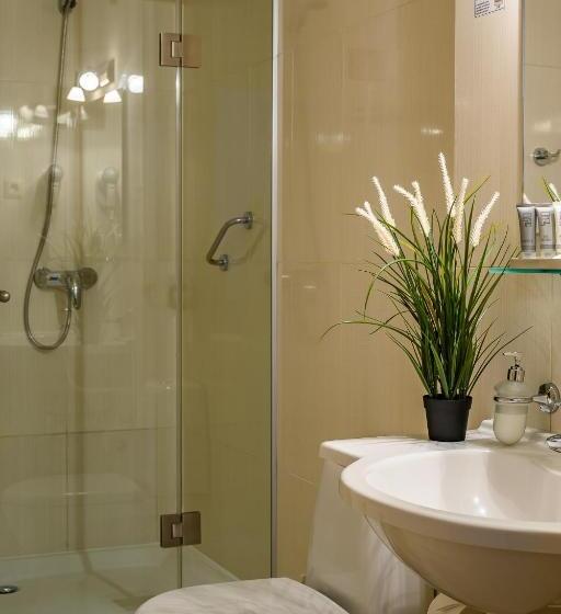 اتاق خانوادگی, More