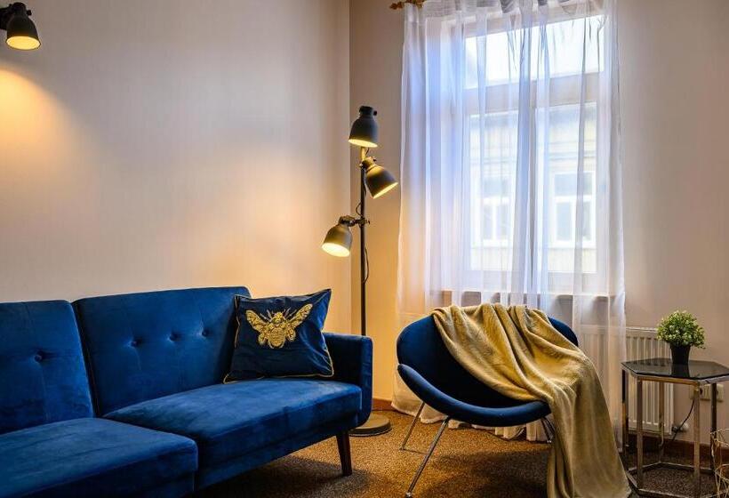 اتاق خانوادگی, More