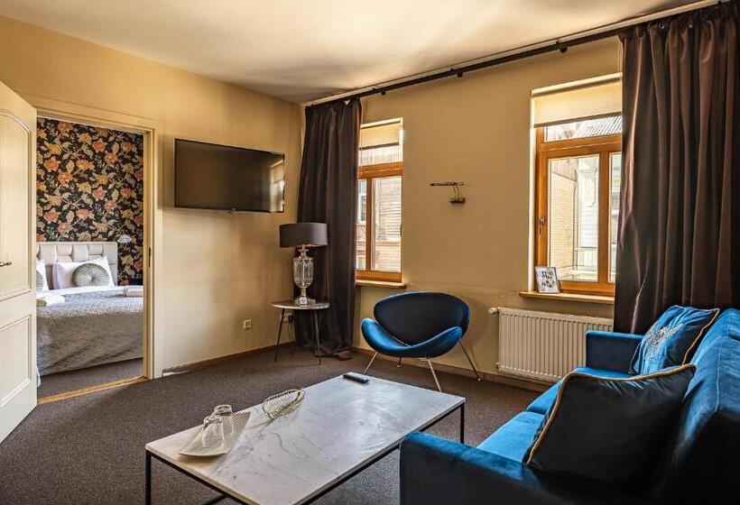 اتاق خانوادگی, More