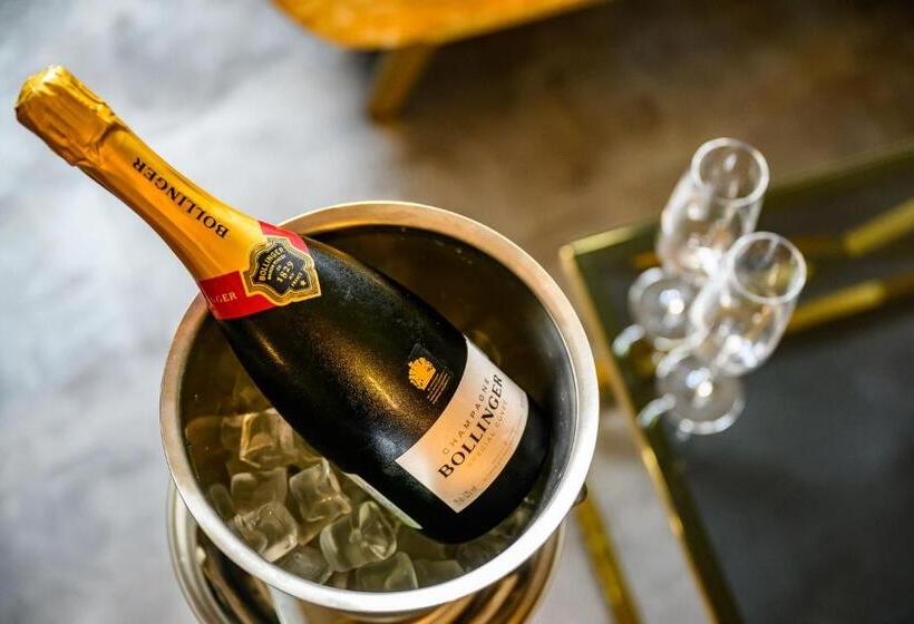 اتاق راحتی, More