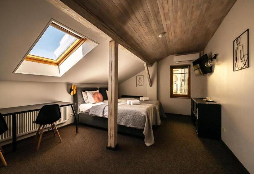 اتاق استاندارد با 2 تخت دوبل, More