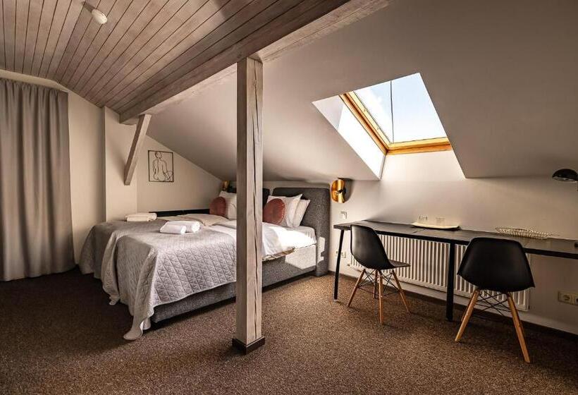 اتاق استاندارد با 2 تخت دوبل, More