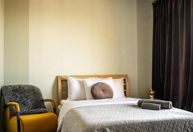 اتاق استاندارد یک تخته با بالکن, More