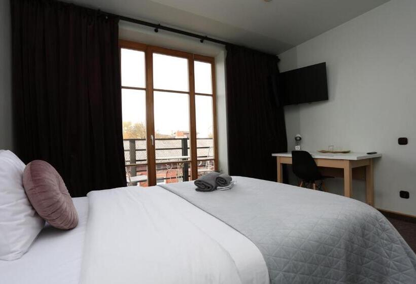 اتاق استاندارد یک تخته با بالکن, More