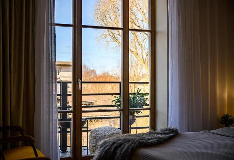 اتاق استاندارد با بالکن, More