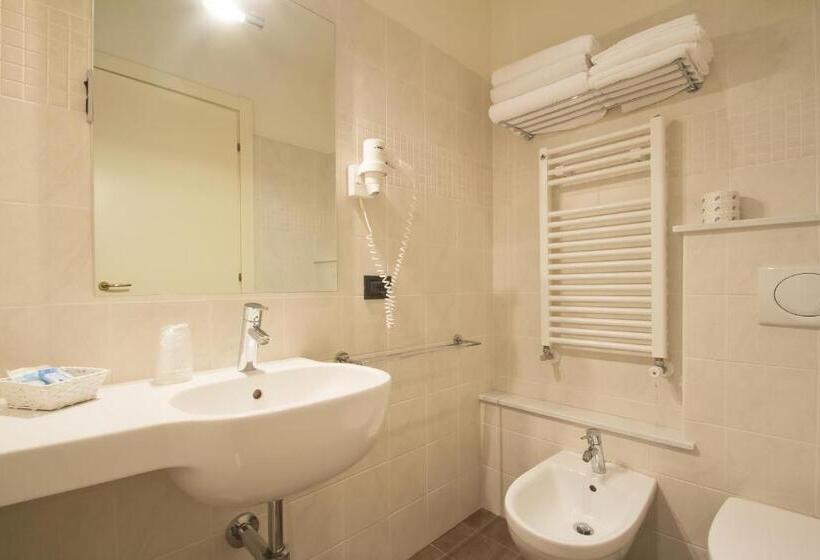 标准三人间, Primula