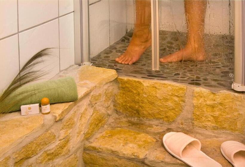 جناح جونيور, Bistro Europa