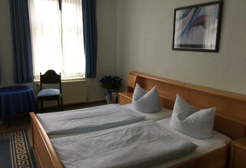 חדר סטנדרט לשלושה, Grüner Kranz