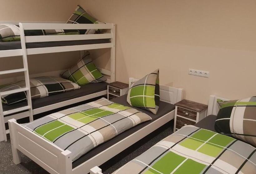 Номер Стандарт Четырехместный Совместный Санузел, Pension Citytravel