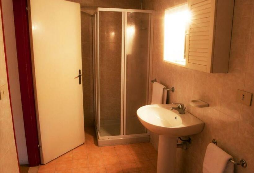 Habitaci�n Est�ndar Abuhardillada, Residence Poggio Al Lago