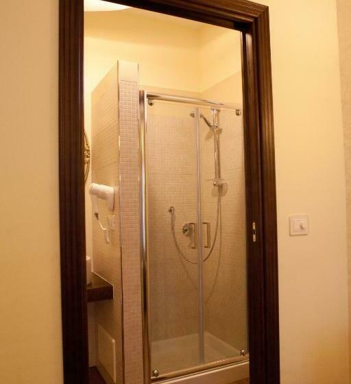 غرفة قياسية ثلاثية, Villa Clementina