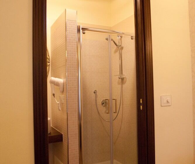 غرفة قياسية ثلاثية, Villa Clementina