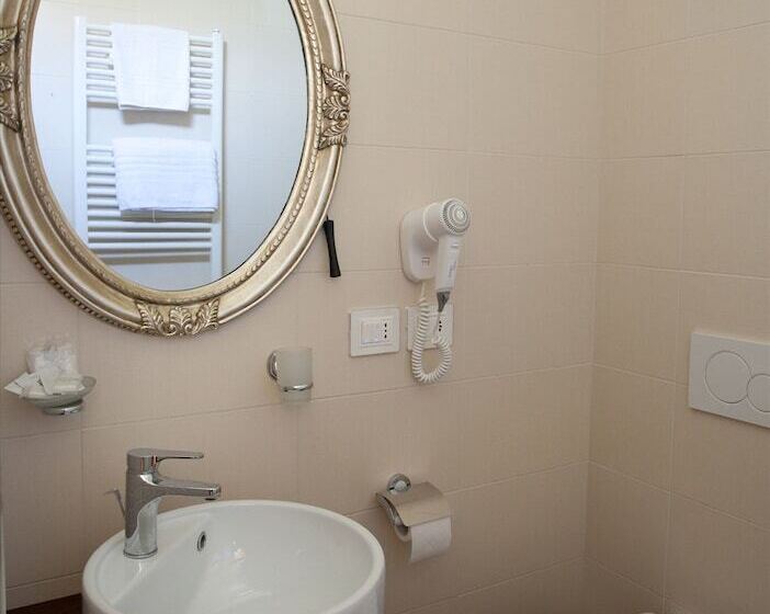 غرفة قياسية ثلاثية, Villa Clementina