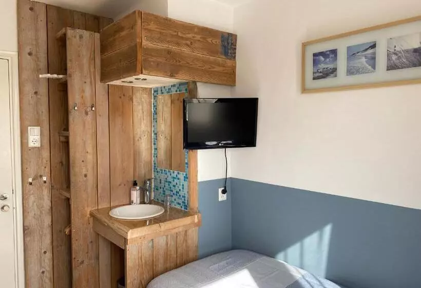 浴室共有シングルベーシックルーム, Bed&breakfast Aan Strand