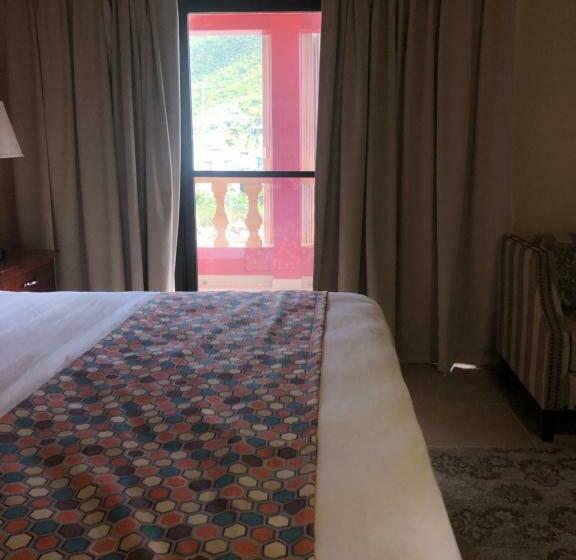 استودیوی سوپریور, Carl S Unique Inn & Conference Facilities