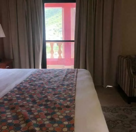 استودیوی سوپریور, Carl S Unique Inn & Conference Facilities