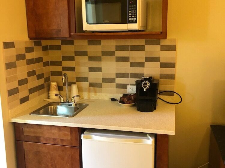 استودیوی لوکس, Carl S Unique Inn & Conference Facilities