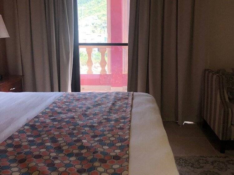 استودیوی لوکس, Carl S Unique Inn & Conference Facilities