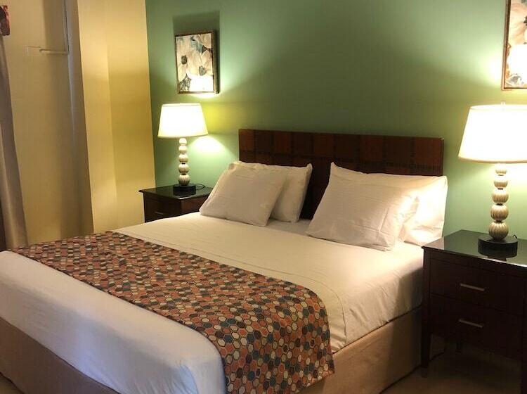 استودیوی لوکس, Carl S Unique Inn & Conference Facilities