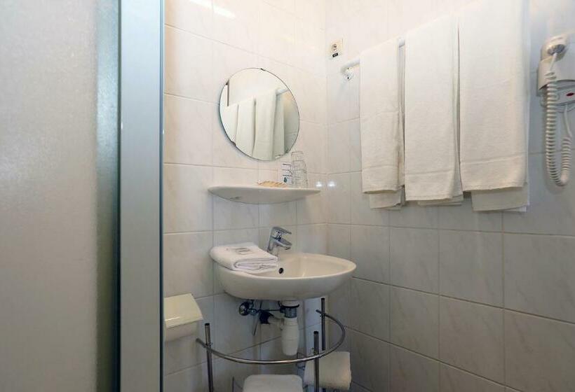 패밀리 룸, Cecil