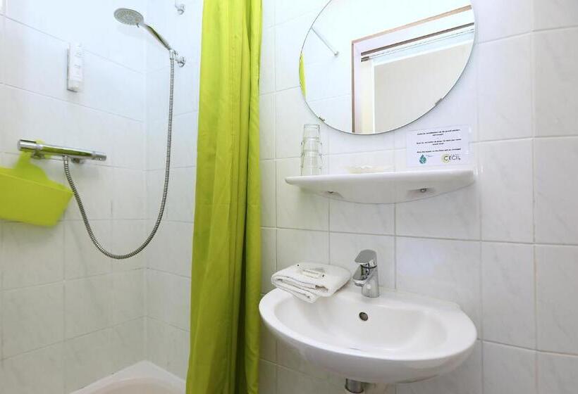 패밀리 룸, Cecil