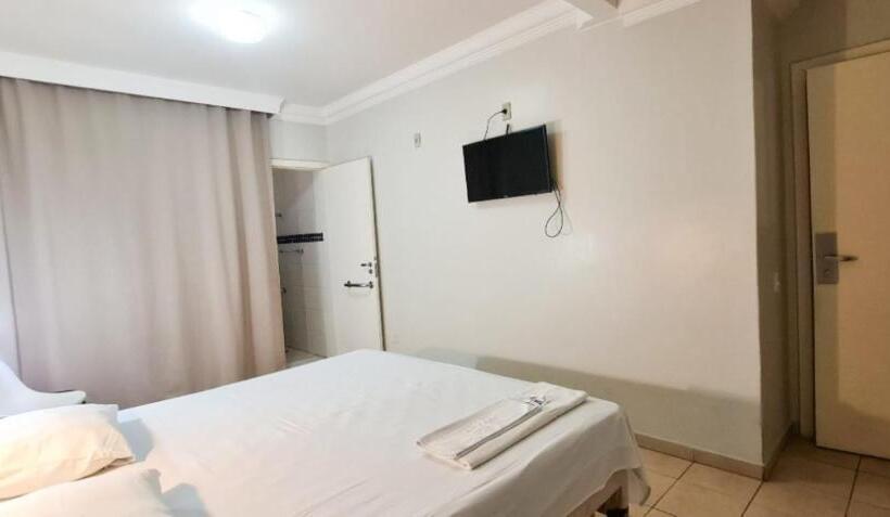 غرفة قياسية ثلاثية, El Pilar