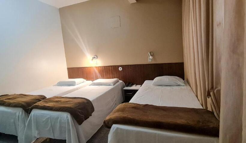 标准三人间, El Pilar