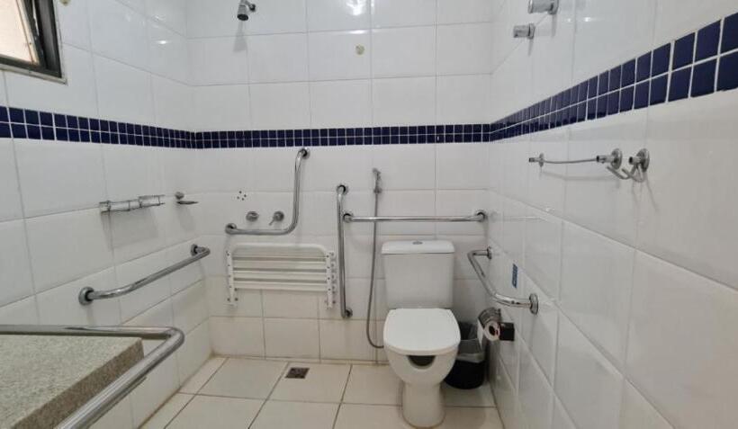 高级三人间, El Pilar