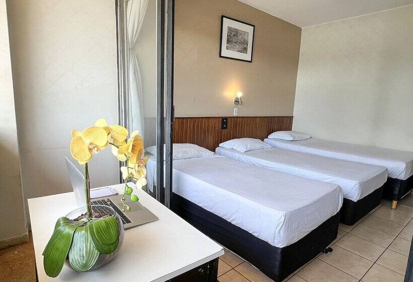 高级三人间, El Pilar