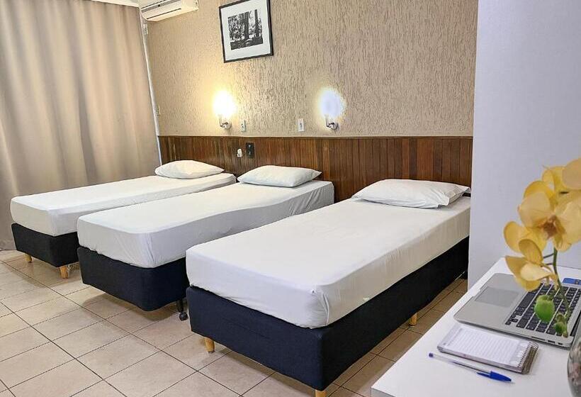 高级三人间, El Pilar