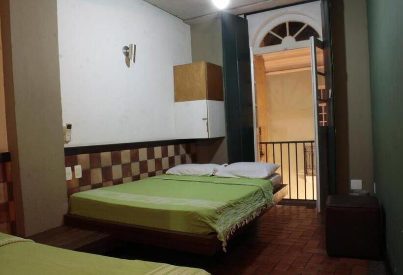 غرفة قياسية ثلاثية, Laranjeiras Hostel