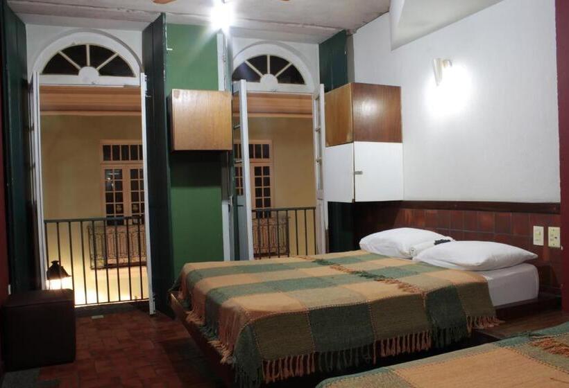 غرفة قياسية ثلاثية, Laranjeiras Hostel