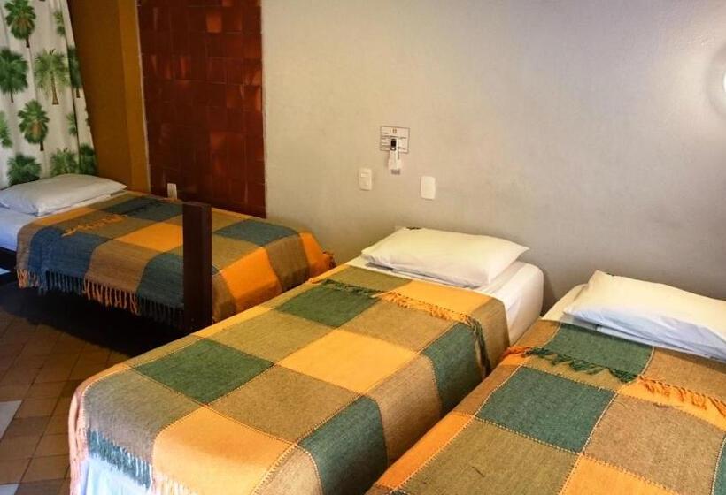 غرفة قياسية ثلاثية, Laranjeiras Hostel